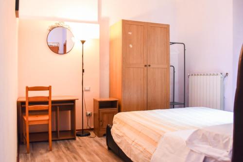 Schlafzimmer mit einem Bett, einem Schreibtisch und einem Stuhl in der Unterkunft New Hostel Florence in Florenz
