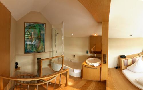Habitación con baño con lavabo y ducha. en Boutiquehotel Liebesglück - adults only en Winterberg