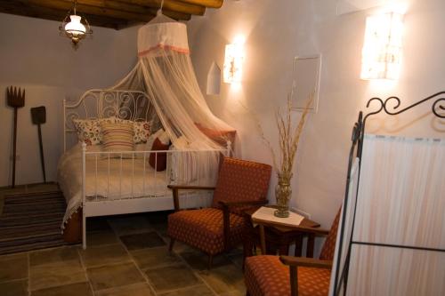 Een bed of bedden in een kamer bij Xenios Cottages