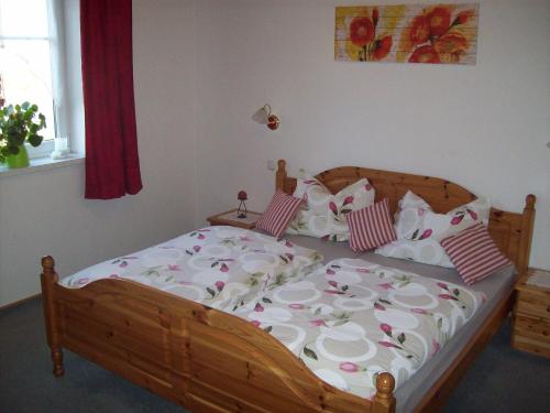 Una cama o camas en una habitación de Apartmenthaus Simmer
