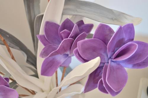 a bouquet of purple flowers in a white vase at Chambre d'hôtes Les Nymphéas in Wimereux