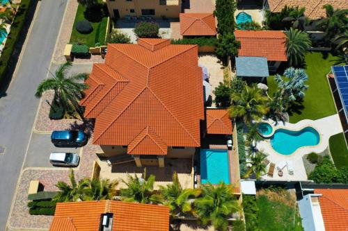 Uma vista aérea de BEAUTIFUL HOUSE WITH PRIVATE POOL IN GOLD COAST