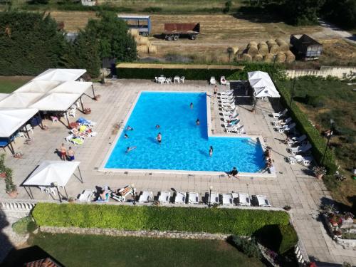 an overhead view of a large swimming pool with people in it at FILIPPONE HOTEL&RISTORANTE in Gioia dei Marsi