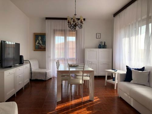 salon ze stołem i kanapą w obiekcie Residenza Elaya La Maddalena w mieście La Maddalena