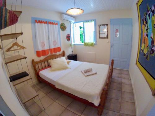 a small bedroom with a bed in a room at La plage de Petit-Havre in Le Gosier