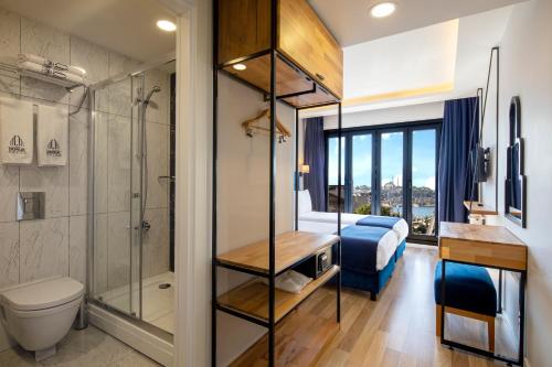 uma casa de banho com um chuveiro, uma cama e um WC. em DORUK PALAS HOTEL em Istambul