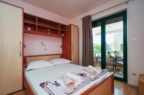 een slaapkamer met een bed en een balkon bij Villa Promajna 5 in Promajna