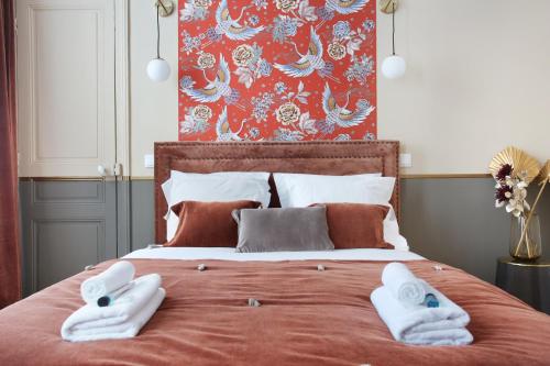 - une chambre avec un lit et 2 serviettes dans l'établissement Apartment Champ de Mars - Tour Eiffel by Studio prestige, à Paris