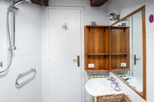 ein Bad mit einem Waschbecken und einem Spiegel in der Unterkunft Piazza San Marco - Cozy and warm apartment in Venedig