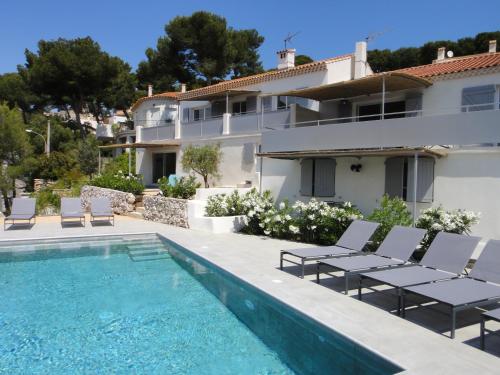 Swimming pool sa o malapit sa Home Cassis - Maison Mediterranée - Piscine chauffée