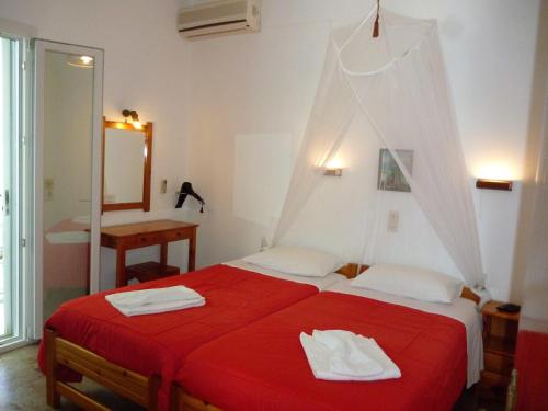 Postel nebo postele na pokoji v ubytování Kostas studios