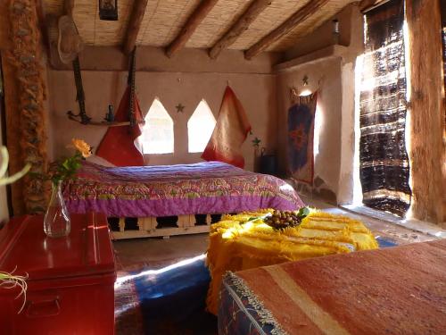 a bedroom with two beds in a room at Le Chant Des Palmiers in Agdz