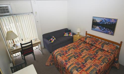 Кровать или кровати в номере The Alexandra Hotel