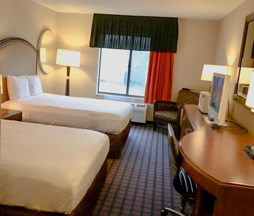 Pokój hotelowy z 2 łóżkami i biurkiem w obiekcie 7 boutique hotel w mieście Pratt