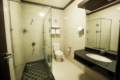 Koupelna v ubytování Panacea Suites Hotel