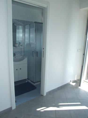 A bathroom at CASA NICOLE fronte mare