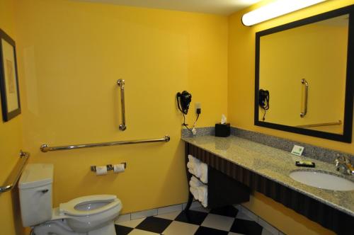 ห้องน้ำของ Evangeline Downs Hotel, Ascend Hotel Collection