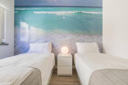 Tempat tidur dalam kamar di Cozy Seaview Apartment