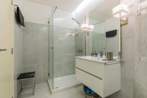 Ένα μπάνιο στο Cozy Seaview Apartment