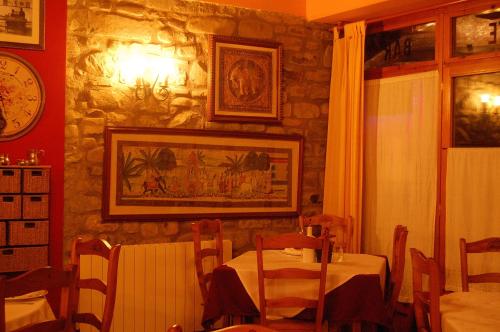 a dining room with a table and a picture on the wall at Valle de Aísa in Aísa
