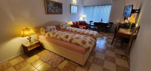 a bedroom with a bed and a living room at Das Hanse Quartier in Hamburg