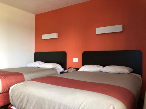 Ένα ή περισσότερα κρεβάτια σε δωμάτιο στο Motel 6-Clute, TX