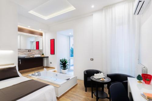 une chambre avec un lit et une baignoire dans une pièce dans l'établissement Lighea aqua suites and breakfast, à Palerme