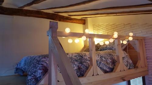 ログローニョにあるEstudio Camino de Santiagoのベッド1台が備わる広さのドミトリールームの木製二段ベッド1台分です。