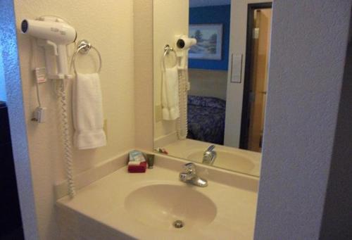 Kylpyhuone majoituspaikassa Herington Inn and Suites