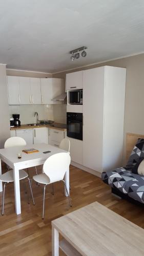 une cuisine et un salon avec une table et des chaises dans l'établissement Eperon 1, à Les Deux Alpes
