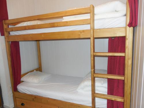 Ліжко або ліжка в номері Belle Plagne 1 Appart 6 pers du Dimanche au Dimanche Ski au pieds
