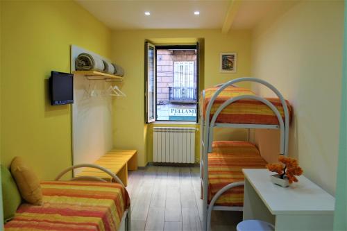 Cette chambre comprend 2 lits superposés et une fenêtre. dans l'établissement Anima Migrante, à Naples