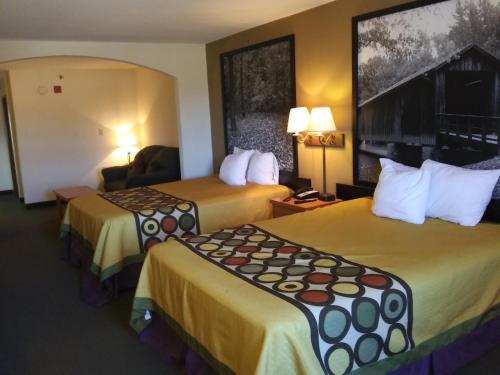Ein Bett oder Betten in einem Zimmer der Unterkunft Super 8 by Wyndham Columbia East