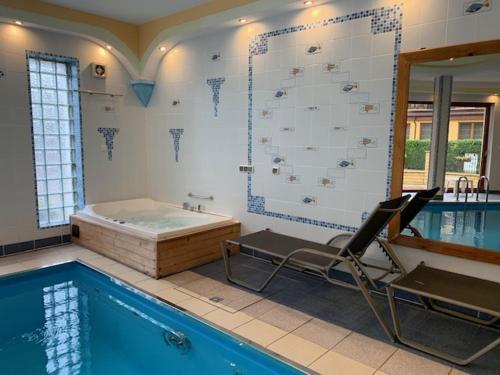 Bazén v ubytovaní Apartamenty Superior w Rewalu alebo v jeho blízkosti