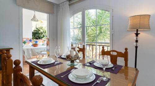 Holidays & Homes I Benalmádena Playa, piscinas ,relax