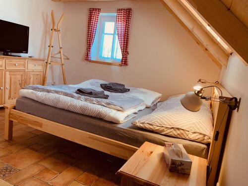 Ένα ή περισσότερα κρεβάτια σε δωμάτιο στο Mezi Kopci - Mid Hills House - Dům s výhledem na sjezdovky