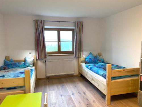 a bedroom with two beds and a window at Allgäu-Feeling in Rettenberg