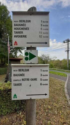 Gîte d'Anthisnes في Anthisnes: علامة الشارع على جانب الطريق