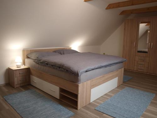 Postel nebo postele na pokoji v ubytování Martinův dvůr