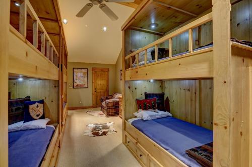 Poschodová posteľ alebo postele v izbe v ubytovaní Family Getaway House #1