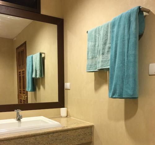 a bathroom with a sink and a mirror at Baan Klang Condo Hotel Hua Hin in Hua Hin