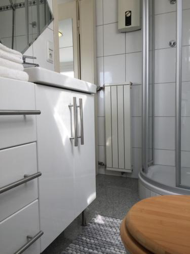 a bathroom with a sink and a toilet and a tub at Ferienwohnung Molter in Oberthal