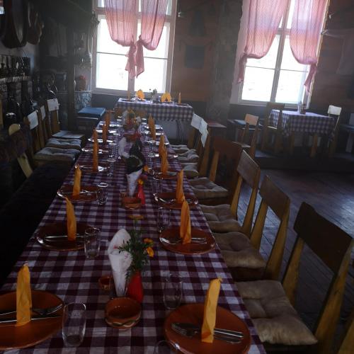 a long dining room with a long table with chairs at Etno Konak Angela in Kalna