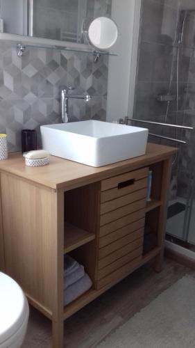 een badkamer met een witte wastafel en een douche bij Petite RAFALE in Valras-Plage