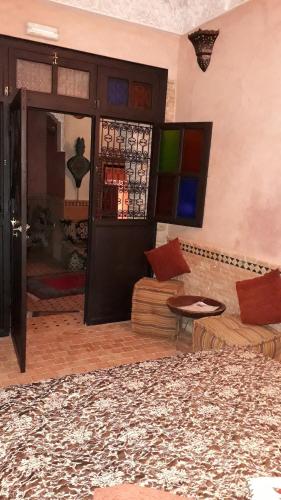 a living room with a couch and a table at Dar Pa Labzioui in Meknès