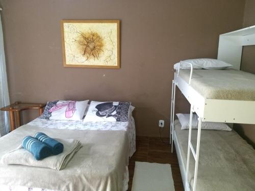 sypialnia z 2 łóżkami piętrowymi i zdjęciem na ścianie w obiekcie CANTINHO DO SOSSEGO w mieście Dourados