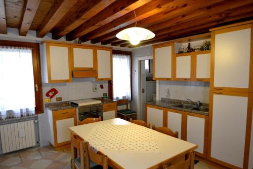 A kitchen or kitchenette at come a casa tua dietro piazza San Marco