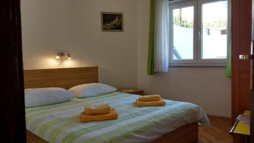 1 dormitorio con 1 cama con 2 toallas en Apartment Dada, en Novi Vinodolski