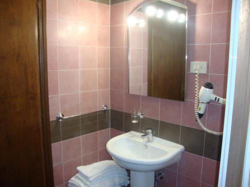 a bathroom with a sink and a mirror at Locanda del Vecchio Maglio in Terni