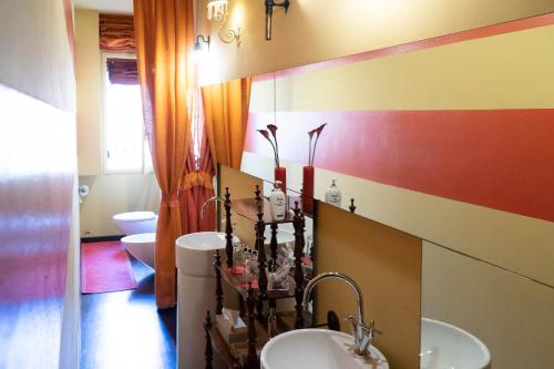 Ванная комната в Bohemian Suite spacious and central Loft